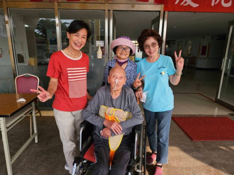 112.10.31 榮民節這天來到岡山榮民之家探視近100歲的祖語宗長