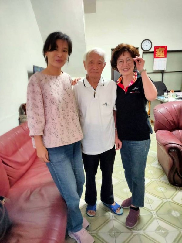 112.10.31 傍晚再去忠孝公園找近100歲的風春顧問(陪他的是兒子重揚顧問)