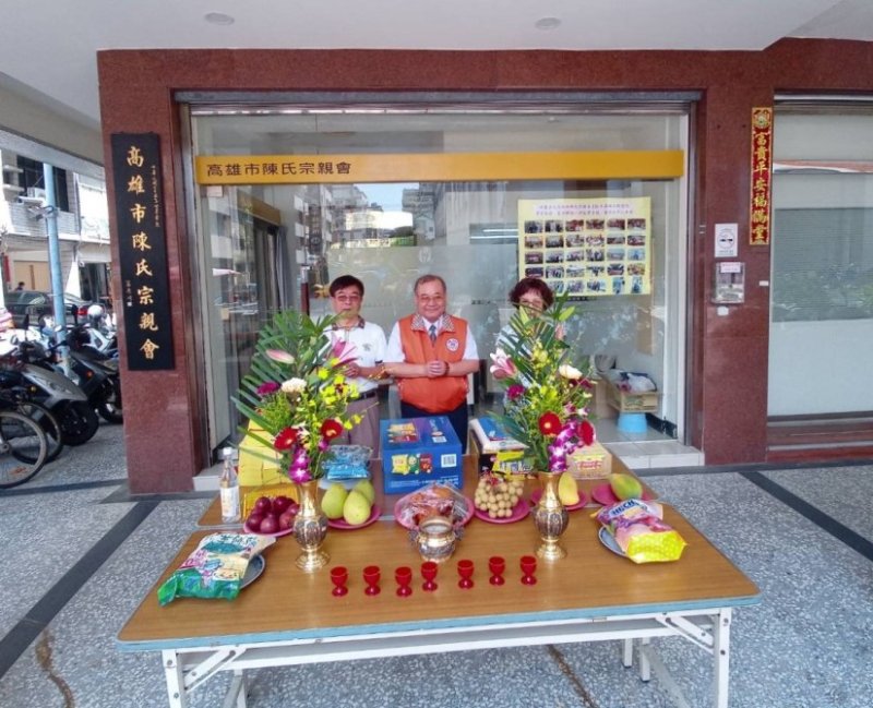 112.8.29(農曆7/14) 中元普渡拜拜，很高興兩位前理事長一起來拜拜 祈求大家平安健康。