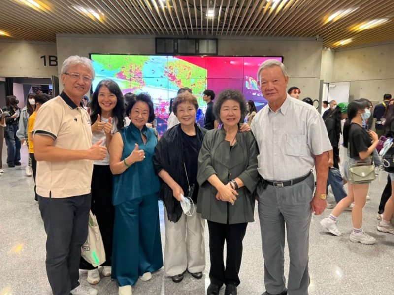 112.7.8 文昌常務理事夫婦前往 高雄流行音樂中心海音館 欣賞2023總統府音樂會 ,與陳菊監察院長合影。